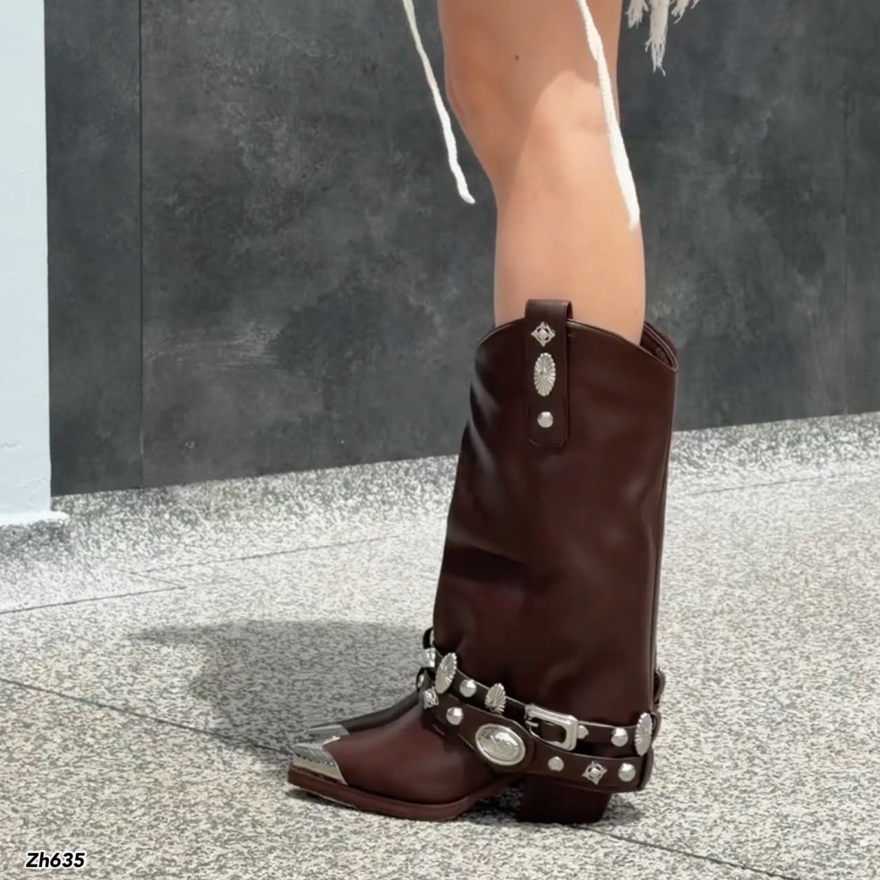 Bota texana café doblez detalle correa plateado tacon 8cm HX3365-C1791